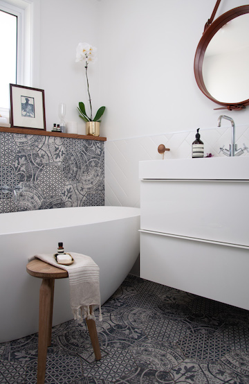 Nice bath with stool.
